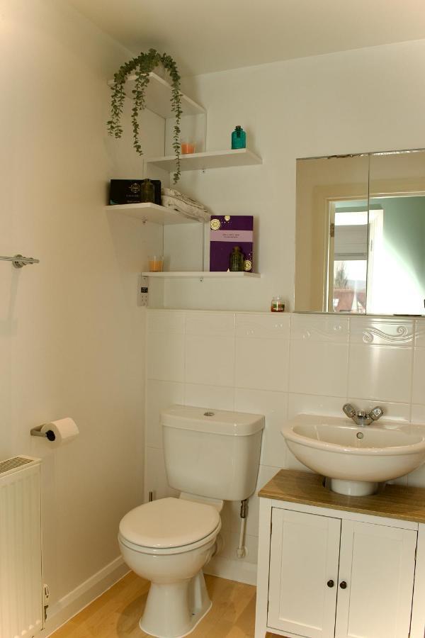 Beautiful 1-Bed Apartment In Redhill Redhill  Esterno foto