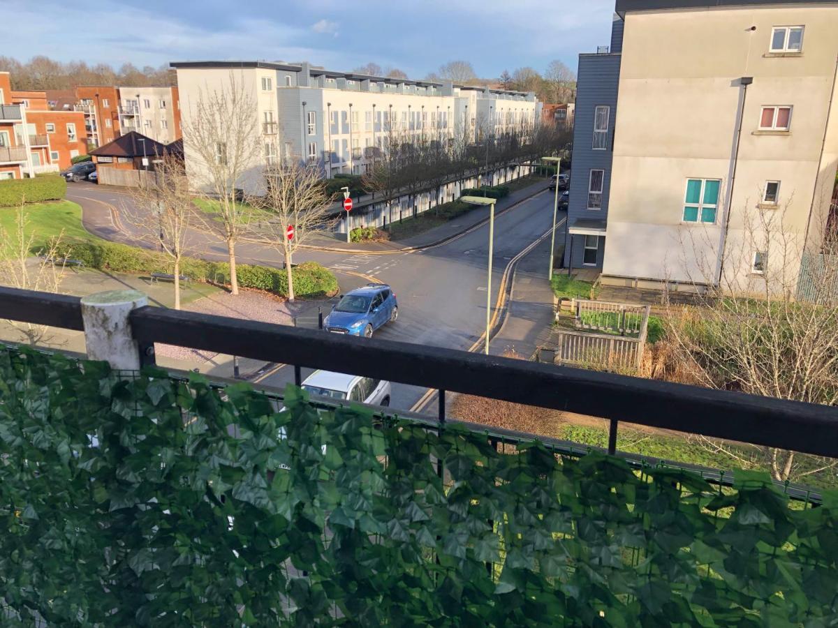 Beautiful 1-Bed Apartment In Redhill Redhill  Esterno foto